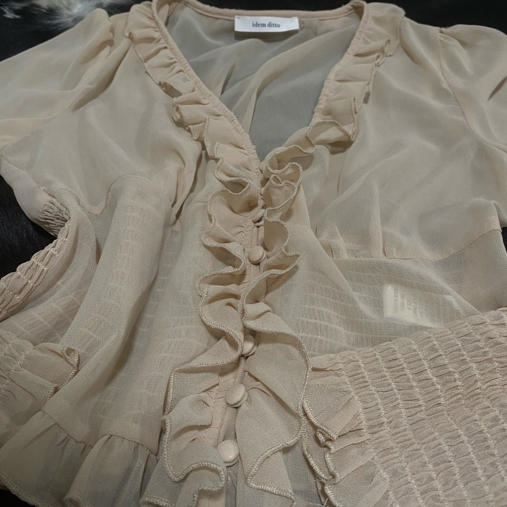 Light cream crop top button up blouse. Size medium. Pretty much new haven’t worn